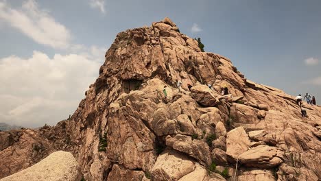 Gente-Escalando-En-Una-Montaña-Escarpada-En-El-Parque-Nacional-De-Seoraksan,-Corea-Del-Sur