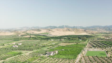 Panoramablick-Auf-Die-Küste-Kalabriens,-Olivenfelder,-Landwirtschaftliche-Felder-Und-Windkraftanlagen-Im-Hintergrund,-Kalabrien,-Italien