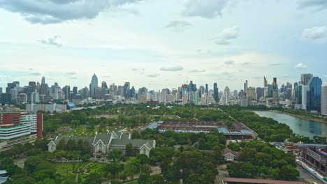 Time-lapse-of-the-city-of-Bangkok,-Thailand-view-from-the-park