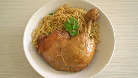 Getrocknete-Nudeln-Mit-Geschmorter-Hähnchenschale---Asiatische-Küche
