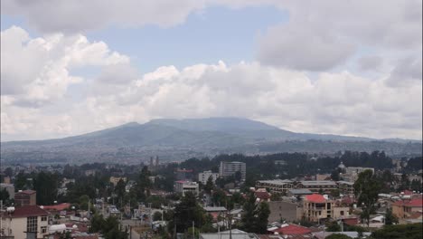 über-Addis-Abeba-Stadt-Dieses-Mal-Sprünge-Mit-Wolken-Und-Stadtgebäuden-Im-Weitwinkel