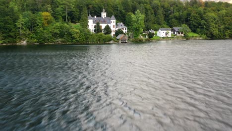 Summer-rural-landscape-with-lake-and-white-house-in-Hallstatt,-Upper-Austria