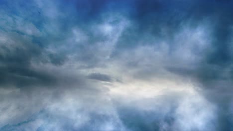 4k-Volando-A-Través-De-Las-Nubes-En-El-Cielo-Azul-Con-Un-Relámpago