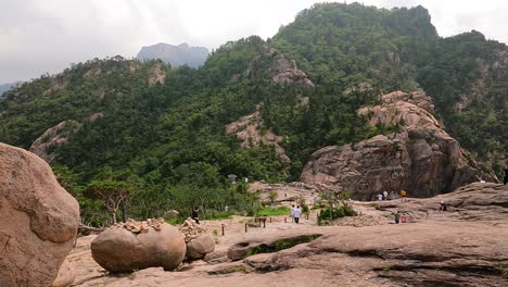 Turistas-En-El-Sitio-Del-Patrimonio-Mundial-Del-Parque-Nacional-De-Seoraksan-En-Sokcho,-Corea-Del-Sur