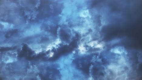 Blauer-Himmel-Mit-Gewitter-In-Dunklen-Wolken