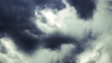 Gewitter-In-Cumulonimbus-wolken,-Die-Sich-Am-Dunklen-Himmel-Bewegen