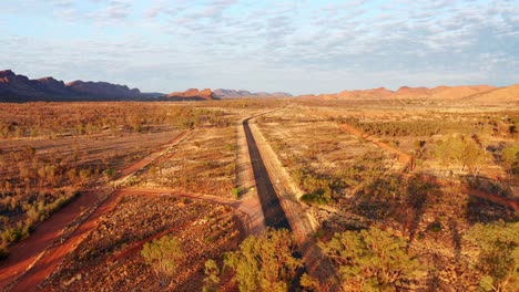 Camino-Abierto-A-Través-Del-Paisaje-Rojo-De-Alice-Springs-En-Australia--antena