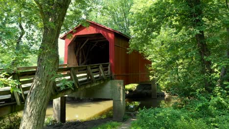 Rote-überdachte-Brücke-In-Illinois