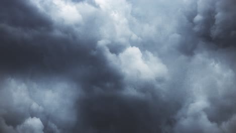 Gewitter-In-Cumulonimbus-Wolken-Am-Dunklen-Himmel