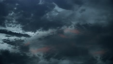 Dunkle-Wolken,-Die-Sich-Bei-Sonnenaufgang-Und-Sonnenuntergang-Bewegen