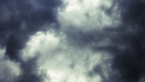 Fliegen-In-Gewitterwolken-Mit-Gewittern
