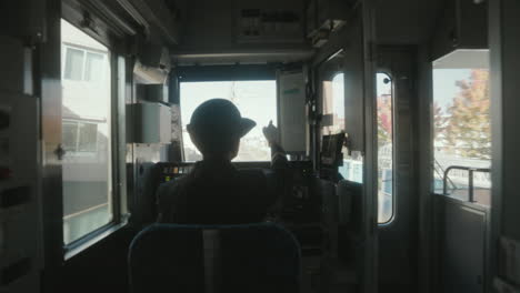 Rückansicht-Einer-Zugbegleiterin,-Die-Auf-Dem-Cockpit-In-Sendai,-Japan,-Fährt