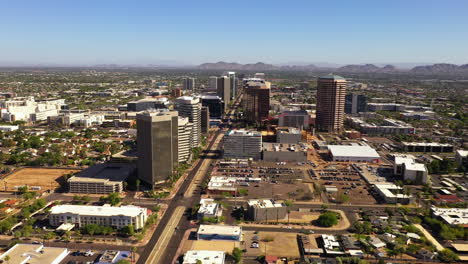 Antenne-Steigt-Und-Fliegt-In-Richtung-Hochhäuser-Phoenix,-Arizona