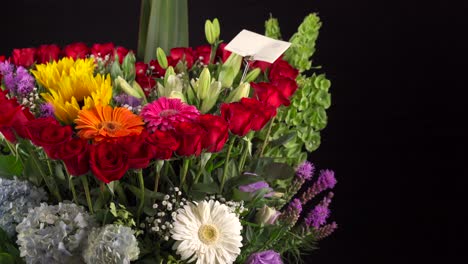Liebe-Blumen-Arrangement-Heide-Form-Sonnenblumen-Gerbera-Gänseblümchen-Lilie-Gerbera-Schieberegler-In-Schwarzem-Hintergrund-Erschossen