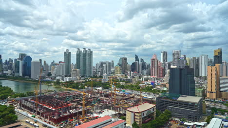 Time-lapse-De-La-Construcción-De-Un-Nuevo-Rascacielos-A-Lo-Largo-Del-Río-Chao-Phraya,-Bangkok,-Tailandia