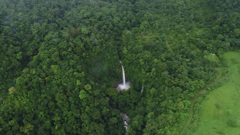 Aerial-orbiting-cloudy-La-Fortuna-tropical-waterfall-costa-rica-jungle,-4K