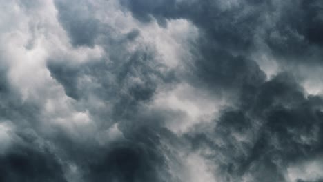 4k-Gewitterwolken-Mit-Regalwolke-Und-Intensivem-Regen