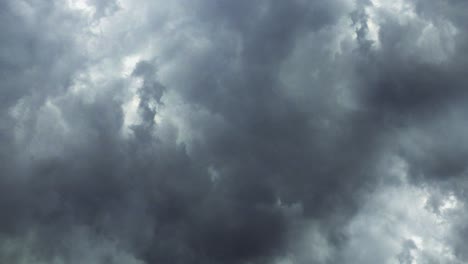 Nubes-Oscuras-En-Movimiento-Con-Tormentas-Eléctricas-En-El-Interior