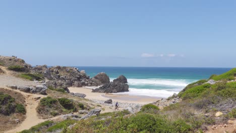 Ein-Bergradfahrer,-Der-An-Der-Wunderschönen-Portugiesischen-Küste-Mit-Einem-Blauen-Ozean-Im-Hintergrund-Radelt