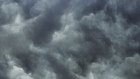 4k-Blitzsturm-über-Dem-Feld-Auf-Den-Grauen-Wolken