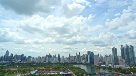 4K-Zeitraffer-Fantastischer-Schneller-Wolken,-Die-Sich-Tagsüber-über-Das-Moderne-Bangkok-Stadtbild-In-Der-Nähe-Des-Benjakitti-Parks-Und-Des-Sees-Bewegen