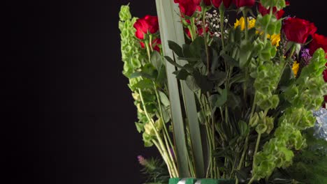 Blumenarrangement-Rosen-Gänseblümchen-Lilien-Gerbera-Spinnen-Einer-Folie-Im-Schwarzen-Hintergrund