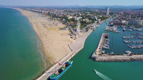 Landschaft-Des-Jachthafens-In-Rimini-Mit-Booten-Und-Yachten,-Die-Im-Sommer-In-Italien-Festmachen