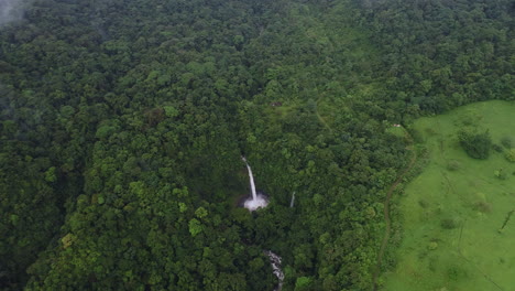 Weite-Landschaftsluft-über-Dem-La-Fortuna-Wasserfall-Costa-Rica-Regenwald,-4k