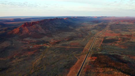 Hermoso-Paisaje-Verde-Y-Rojo-De-Alice-Springs-De-Australia--antena