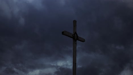 Kreuz-Vor-Dem-Hintergrund-Eines-Aufblitzenden-Gewitters