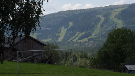 Blick-Auf-Ein-Skigebiet-Im-Sommer-Von-Einem-Hügel-Mit-Ruinen-In-Schweden