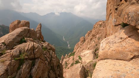 Magnífica-Vista-De-Las-Montañas-En-El-Parque-Nacional-De-Seoraksan-En-Sokcho,-Provincia-De-Gangwon,-Corea-Del-Sur---Tiro-Inclinado-Hacia-Abajo
