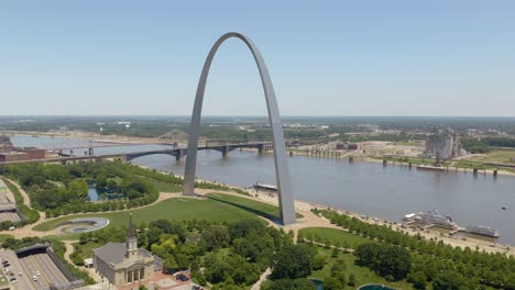 Aerial-Pullback-Away-from-The-Gateway-Arch-in-St-Louis,-Missouri