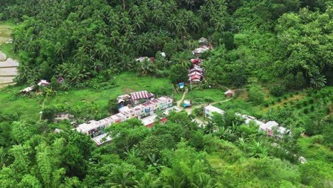 Vista-Aérea-De-La-Pequeña-Comunidad-En-El-área-De-Sitio-Kanse-En-San-Bernardo,-Sur-De-Leyte,-Filipinas