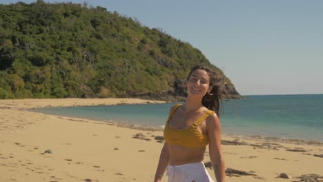 Mujer-Encantadora-Libre-Y-Feliz-Disfrutando-De-La-Naturaleza---Isla-De-Langford,-Parque-Nacional-De-Whitsundays,-Qld-Australia