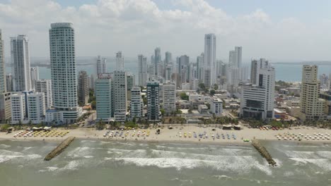 Wellen,-Die-Im-Sommer-An-Den-Stränden-Von-Cartagena-Zusammenbrechen