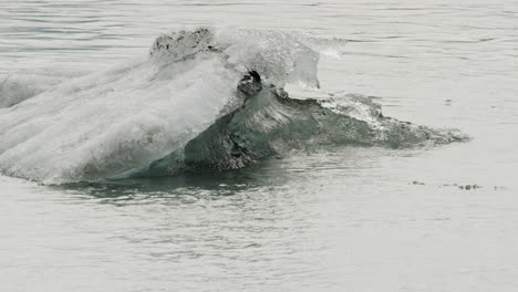 Primer-Plano-Bloqueado-De-Un-Pequeño-Iceberg-Flotando-En-Islandia