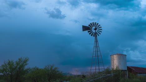 Traditionelle-Windmühle-Und-Wassertank-Auf-Der-Ranch-Mit-Blitz-Im-Hintergrund-In-Sonoita,-Arizona,-Usa