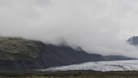 Fjallsárlón-Iceland,-cinematic-left-to-right-panning-shot-of-the-harsh-and-frozen-Glacial-landscape