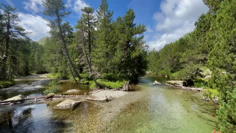 Aigüestortes-Nationalpark-Spanien-Geschützte-Natur-Lerida-Catalunya-Schöner-Gebirgsfluss-Mit-Kristallklarem-Wasser-Tauwetter-Rio-Sant-Nicolau