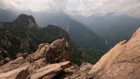 Vista-Desde-El-Curso-De-Roca-De-Ulsanbawi-En-El-Parque-Nacional-De-Seoraksan-En-Corea-Del-Sur-Con-Nubes-Bajas