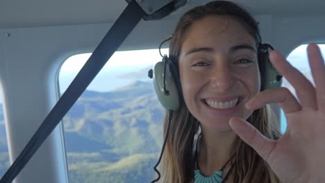 Feliz-Joven-Mujer-Caucásica-Mostrando-Un-Gesto-Correcto-A-Mano---Viaje-A-La-Isla-De-Whitsunday-En-Helicóptero