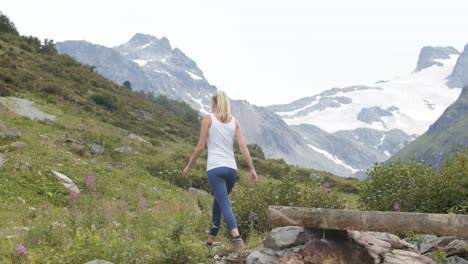 Junge-Frau,-Die-In-Den-Bergen-Mit-Erstaunlicher-Alpiner-Landschaft-Im-Hintergrund-Wandert
