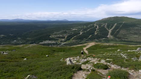 Impresionante-Paisaje-Montañoso-ártico,-Una-Mujer-Adulta-Caminando-Por-La-Cordillera-Siguiendo-La-Ruta-De-Senderismo,-Jamtland,-Suecia