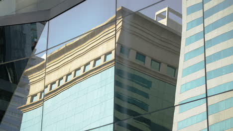 Reflexion-Von-Geschäftsgebäuden-In-Den-Spiegelwänden-Anderer-Gebäude-Im-Finanzviertel-Der-Innenstadt-Einer-Großstadt