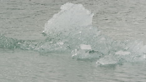 Kleine-Schmelzende-Eisberge-Verunreinigen-Die-Lagune-Von-Jokulsarlon-Island