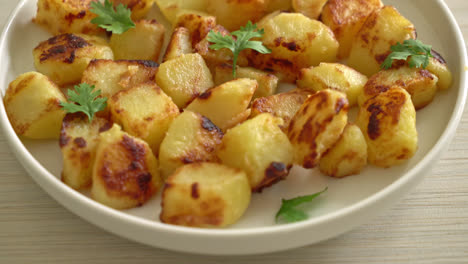 Geröstete-Oder-Gegrillte-Kartoffeln-Auf-Weißem-Teller