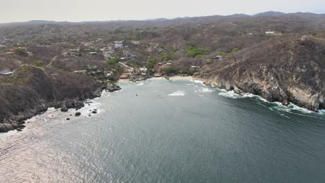 Ziehen-Sie-Front--Und-Panoramablick-Und-Auf-Einen-Kleinen-Strand-In-Oaxaca
