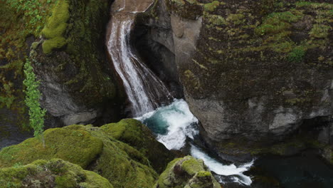 Der-Blick-über-Die-Wasserfälle-In-Den-Abgrund-Der-Schluchten-Von-Fjadrargliufur-In-Islands-Atemberaubender-Landschaft-Ist-Ein-Subtiler-Dolly