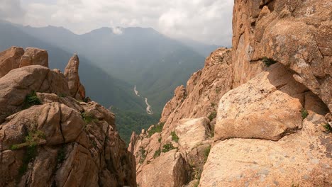 Formaciones-Rocosas-De-Ulsanbawi-En-Verano-En-El-Parque-Nacional-De-Seoraksan-En-Sokcho,-Provincia-De-Gangwon,-Corea-Del-Sur